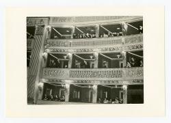  positivo Nino Rota saluta il pubblico da una loggia del Teatro di San Carlo, 13 gennaio 1968